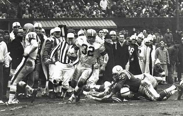 Jim Brown carries the ball during the 1964 NFL Championship.